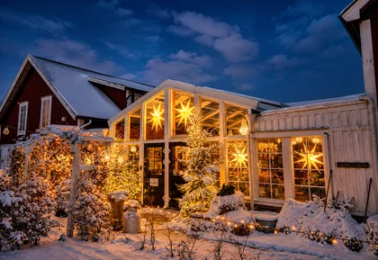 The glazed building at Lögnäs Gård in winter